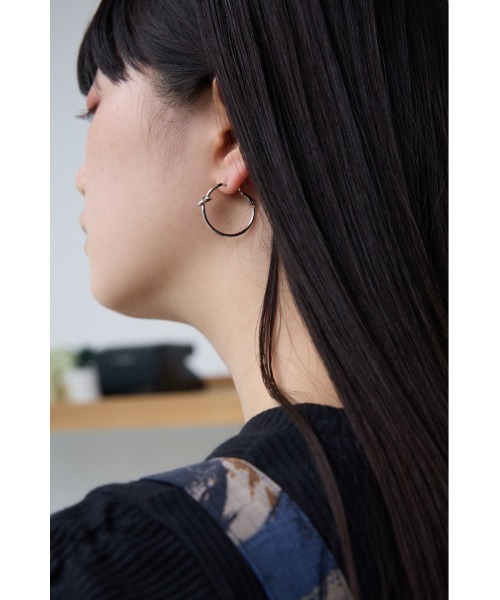 AZUL by moussy（アズールバイマウジー）の「ノットデザインフープピアス（ピアス（両耳用）・レディース・ゴールド系その他/シルバー・FREE）」の3枚目の写真