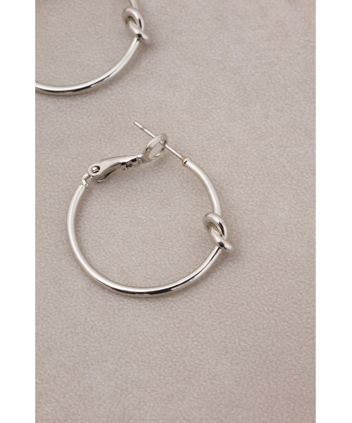 AZUL by moussy（アズールバイマウジー）の「ノットデザインフープピアス（ピアス（両耳用）・レディース・ゴールド系その他/シルバー・FREE）」の6枚目の写真