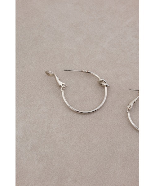 AZUL by moussy（アズールバイマウジー）の「ノットデザインフープピアス（ピアス（両耳用）・レディース・ゴールド系その他/シルバー・FREE）」の7枚目の写真
