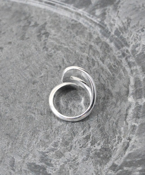 styiro(スタイロ)の「【ぷっくり・トレンド】金アレ対応コーティング パフィメタルリング(リング・レディース・シルバー/ゴールド・FREE)」の3枚目の写真