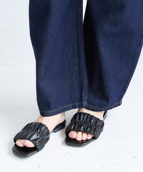 LEPSIM（レプシィム）の「キラキラギャザーミュール　130777（サンダル・レディース・シルバー/ブラック・MEDIUM/LARGE）」の3枚目の写真