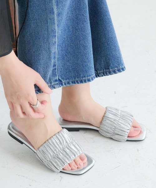 LEPSIM（レプシィム）の「キラキラギャザーミュール　130777（サンダル・レディース・シルバー/ブラック・MEDIUM/LARGE）」の7枚目の写真