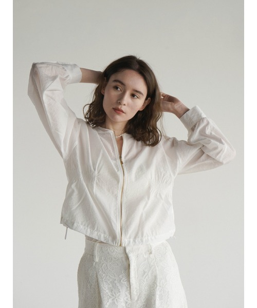 FIKA.(フィーカ)の「Gather sheer blouson(ブルゾン・レディース・ベージュ/カーキ/オフホワイト・MEDIUM)」の1枚目の写真