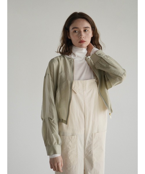 FIKA.(フィーカ)の「Gather sheer blouson(ブルゾン・レディース・ベージュ/カーキ/オフホワイト・MEDIUM)」の3枚目の写真