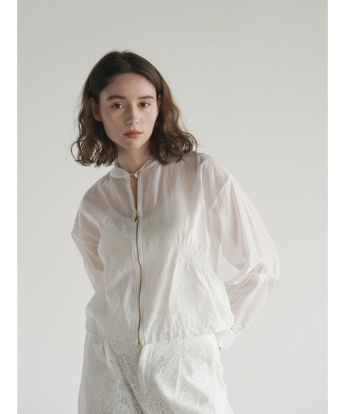 FIKA.(フィーカ)の「Gather sheer blouson(ブルゾン・レディース・ベージュ/カーキ/オフホワイト・MEDIUM)」の4枚目の写真
