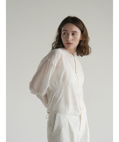 FIKA.(フィーカ)の「Gather sheer blouson(ブルゾン・レディース・ベージュ/カーキ/オフホワイト・MEDIUM)」の5枚目の写真