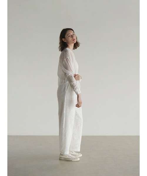 FIKA.(フィーカ)の「Gather sheer blouson(ブルゾン・レディース・ベージュ/カーキ/オフホワイト・MEDIUM)」の7枚目の写真