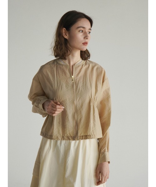 FIKA.(フィーカ)の「Gather sheer blouson(ブルゾン・レディース・ベージュ/カーキ/オフホワイト・MEDIUM)」の9枚目の写真