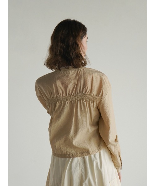FIKA.(フィーカ)の「Gather sheer blouson(ブルゾン・レディース・ベージュ/カーキ/オフホワイト・MEDIUM)」の10枚目の写真