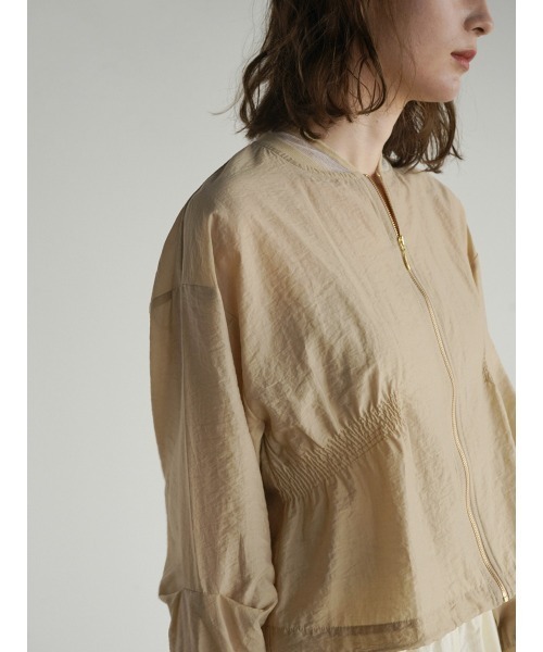 FIKA.(フィーカ)の「Gather sheer blouson(ブルゾン・レディース・ベージュ/カーキ/オフホワイト・MEDIUM)」の11枚目の写真