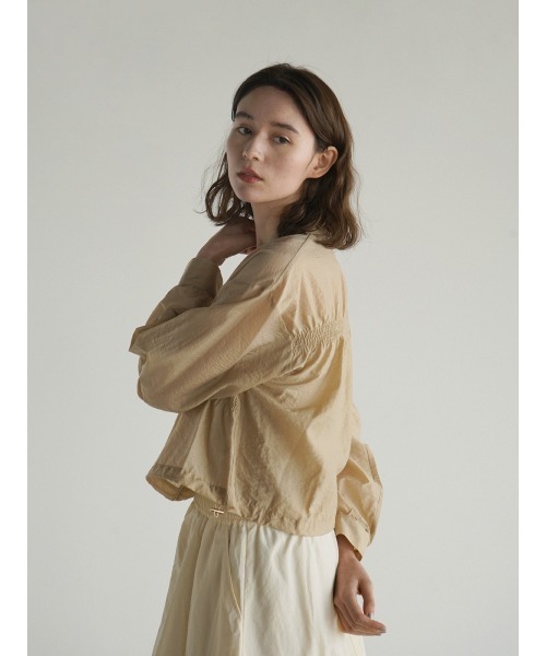 FIKA.(フィーカ)の「Gather sheer blouson(ブルゾン・レディース・ベージュ/カーキ/オフホワイト・MEDIUM)」の12枚目の写真