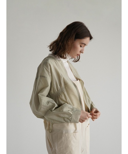 FIKA.(フィーカ)の「Gather sheer blouson(ブルゾン・レディース・ベージュ/カーキ/オフホワイト・MEDIUM)」の16枚目の写真