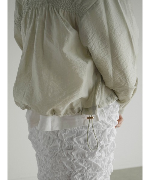 FIKA.(フィーカ)の「Gather sheer blouson(ブルゾン・レディース・ベージュ/カーキ/オフホワイト・MEDIUM)」の18枚目の写真