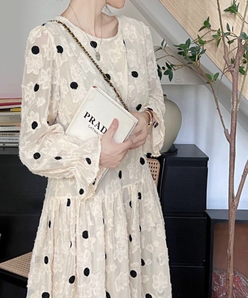 ECLIN（エクラン）の「ドット刺繍キャンディスリーブジャガードフレア