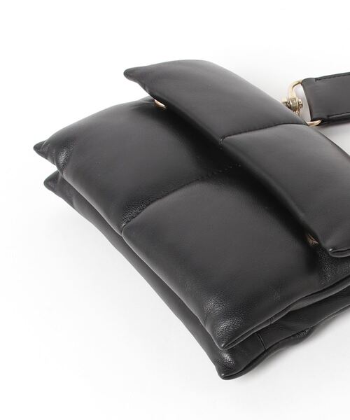 ALLSAINTS（オールセインツ）の「EZRA QUILTED LEATHER CROSSBODY BAG | EZRA キルティング レザー クロスボディ バッグ（ショルダーバッグ・レディース・ブラック・ONE SIZE）」の4枚目の写真
