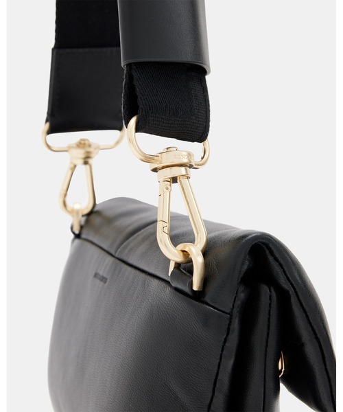 ALLSAINTS（オールセインツ）の「EZRA QUILTED LEATHER CROSSBODY BAG | EZRA キルティング レザー クロスボディ バッグ（ショルダーバッグ・レディース・ブラック・ONE SIZE）」の7枚目の写真