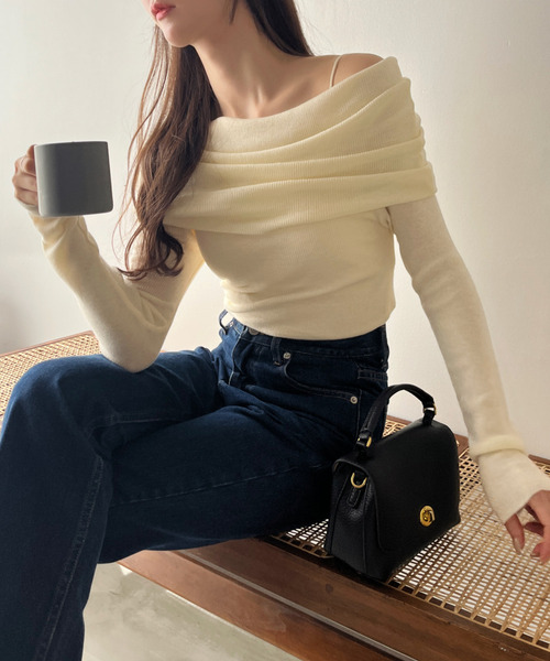 Ada.(エイダ)の「シンプルなのに格上げ。上品ニット。オフショル ふんわりタッチ 春 ニット(ニット/セーター・レディース・ベージュ/ライトグレー/ホワイト/ブラック・FREE)」の5枚目の写真