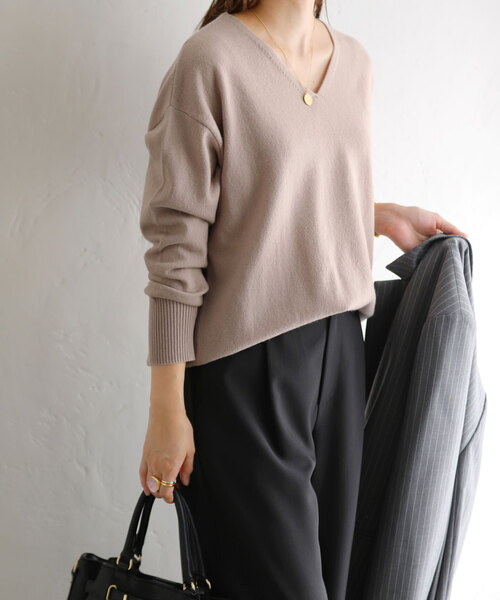 La TOTALITE（ラトータリテ）の「ウールカシミヤVネックプルオーバー（ニット/セーター・レディース・チャコールグレー/ホワイト/ベージュ/ラベンダー・FREE）」の3枚目の写真