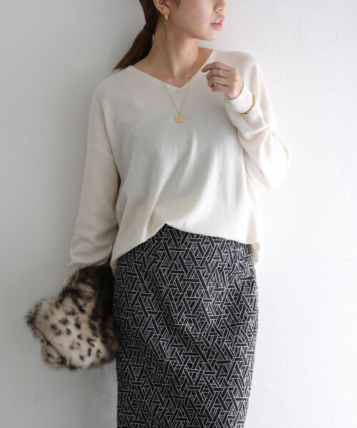 La TOTALITE（ラトータリテ）の「ウールカシミヤVネックプルオーバー（ニット/セーター・レディース・チャコールグレー/ホワイト/ベージュ/ラベンダー・FREE）」の2枚目の写真