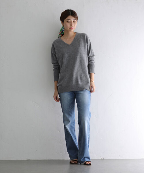 La TOTALITE（ラトータリテ）の「ウールカシミヤVネックプルオーバー（ニット/セーター・レディース・チャコールグレー/ホワイト/ベージュ/ラベンダー・FREE）」の5枚目の写真