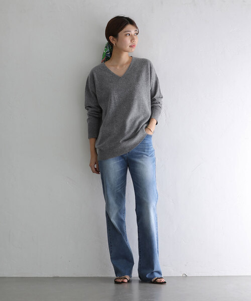 La TOTALITE（ラトータリテ）の「ウールカシミヤVネックプルオーバー（ニット/セーター・レディース・チャコールグレー/ホワイト/ベージュ/ラベンダー・FREE）」の6枚目の写真