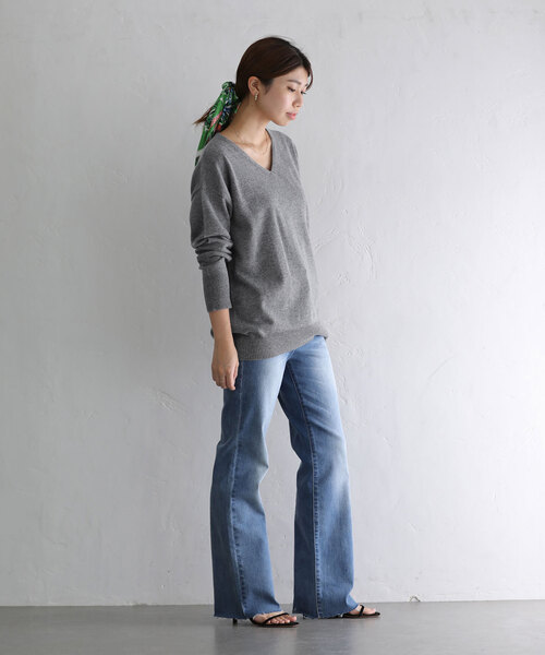 La TOTALITE（ラトータリテ）の「ウールカシミヤVネックプルオーバー（ニット/セーター・レディース・チャコールグレー/ホワイト/ベージュ/ラベンダー・FREE）」の7枚目の写真