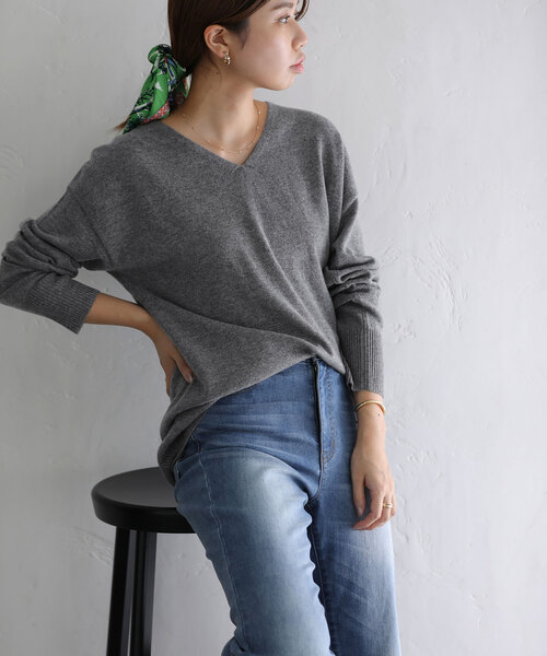 La TOTALITE（ラトータリテ）の「ウールカシミヤVネックプルオーバー（ニット/セーター・レディース・チャコールグレー/ホワイト/ベージュ/ラベンダー・FREE）」の8枚目の写真