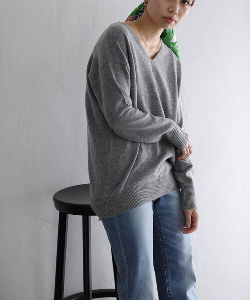 La TOTALITE（ラトータリテ）の「ウールカシミヤVネックプルオーバー（ニット/セーター・レディース・チャコールグレー/ホワイト/ベージュ/ラベンダー・FREE）」の9枚目の写真