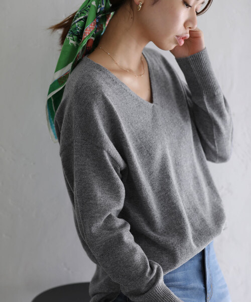 La TOTALITE（ラトータリテ）の「ウールカシミヤVネックプルオーバー（ニット/セーター・レディース・チャコールグレー/ホワイト/ベージュ/ラベンダー・FREE）」の10枚目の写真