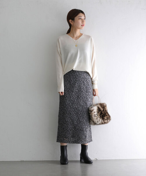 La TOTALITE（ラトータリテ）の「ウールカシミヤVネックプルオーバー（ニット/セーター・レディース・チャコールグレー/ホワイト/ベージュ/ラベンダー・FREE）」の11枚目の写真