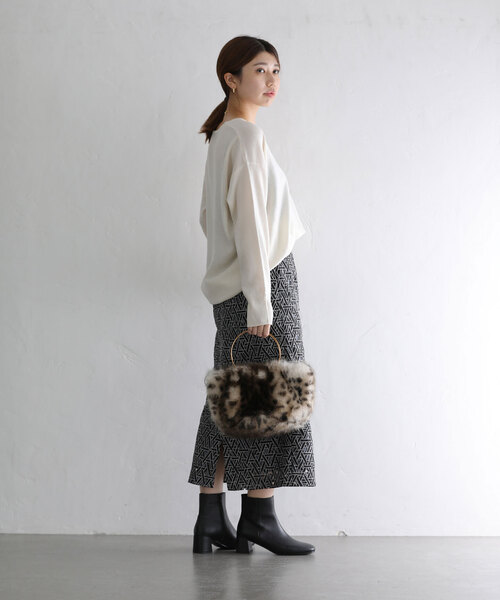 La TOTALITE（ラトータリテ）の「ウールカシミヤVネックプルオーバー（ニット/セーター・レディース・チャコールグレー/ホワイト/ベージュ/ラベンダー・FREE）」の12枚目の写真