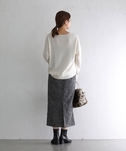 La TOTALITE（ラトータリテ）の「ウールカシミヤVネックプルオーバー（ニット/セーター・レディース・チャコールグレー/ホワイト/ベージュ/ラベンダー・FREE）」の13枚目の写真