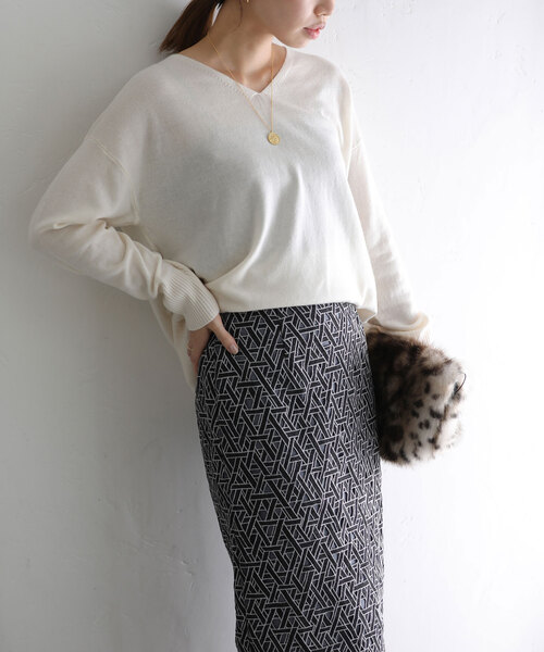 La TOTALITE（ラトータリテ）の「ウールカシミヤVネックプルオーバー（ニット/セーター・レディース・チャコールグレー/ホワイト/ベージュ/ラベンダー・FREE）」の14枚目の写真