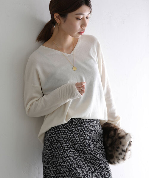 La TOTALITE（ラトータリテ）の「ウールカシミヤVネックプルオーバー（ニット/セーター・レディース・チャコールグレー/ホワイト/ベージュ/ラベンダー・FREE）」の15枚目の写真