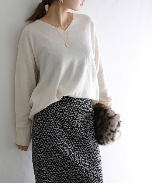 La TOTALITE（ラトータリテ）の「ウールカシミヤVネックプルオーバー（ニット/セーター・レディース・チャコールグレー/ホワイト/ベージュ/ラベンダー・FREE）」の16枚目の写真