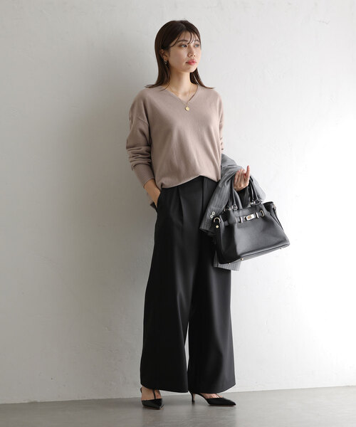 La TOTALITE（ラトータリテ）の「ウールカシミヤVネックプルオーバー（ニット/セーター・レディース・チャコールグレー/ホワイト/ベージュ/ラベンダー・FREE）」の19枚目の写真