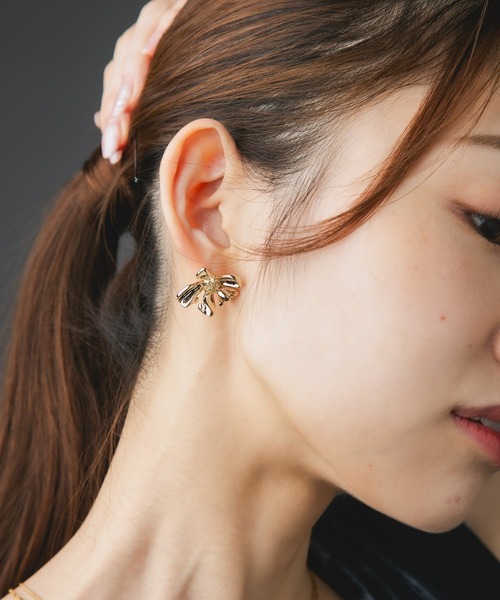☆箱付き☆ TOGAPULLA メタルフラワーピアス - メルカリ