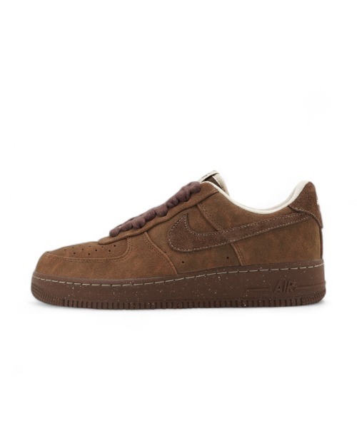NIKE(ナイキ)の「WMNS AIR FORCE 1 '07(スニーカー・メンズ・ブラウン・22.5cm/23.0cm/23.5cm/24.0cm/24.5cm/25.0cm/25.5cm/26.0cm/26.5cm/27.0cm/27.5cm/28.0cm/28.5cm/29.0cm)」の2枚目の写真