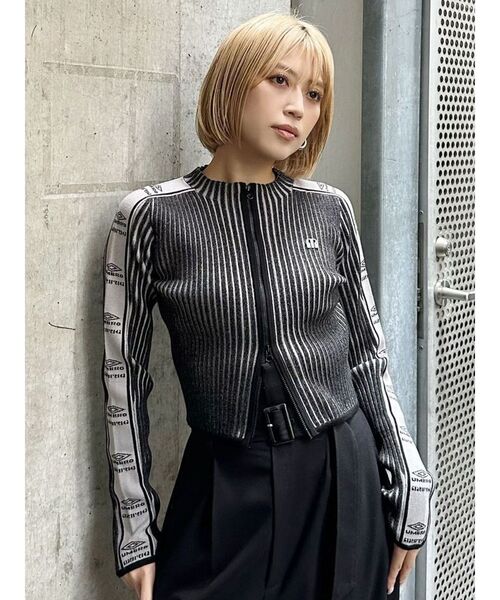 MURUA(ムルーア)の「【UMBRO×MURUA】ロゴラインスリーブニット(ニット/セーター・レディース・ブルー/カーキ/ブラック・FREE)」の2枚目の写真