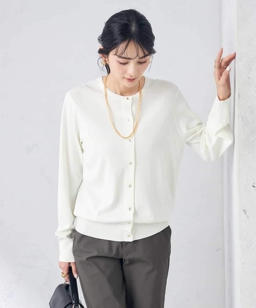 a.v.v（アーヴェヴェ）の「【洗える/UVカット】クルーネックカーディガン（カーディガン/ボレロ・レディース・ホワイト/ブラック/オレンジ/ブルー/ミント/グレー系その他・40/38/36/34/42）」の2枚目の写真