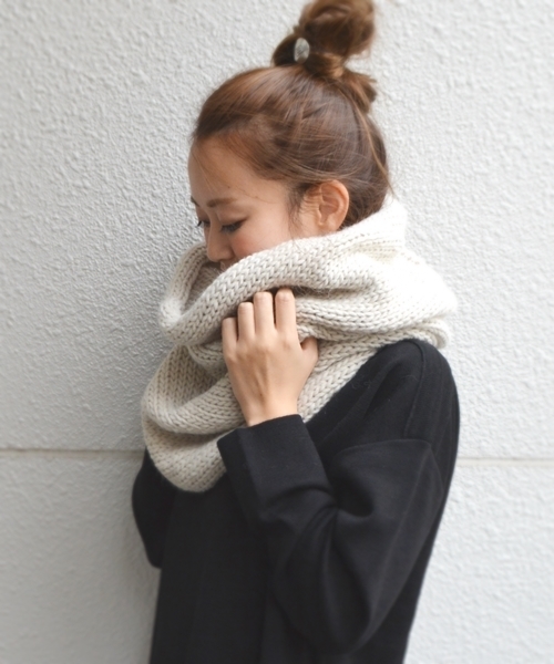 SHIPS for women（シップスフォーウィメン）の「ボリュームニットスヌード◇（ストール/ショール・レディース・オフホワイト/ブラック/グレー/ブラウン・ONE SIZE）」の2枚目の写真
