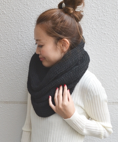 SHIPS for women（シップスフォーウィメン）の「ボリュームニットスヌード◇（ストール/ショール・レディース・オフホワイト/ブラック/グレー/ブラウン・ONE SIZE）」の3枚目の写真