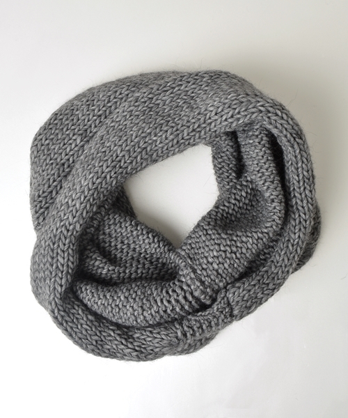 SHIPS for women（シップスフォーウィメン）の「ボリュームニットスヌード◇（ストール/ショール・レディース・オフホワイト/ブラック/グレー/ブラウン・ONE SIZE）」の5枚目の写真