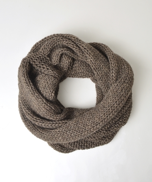 SHIPS for women（シップスフォーウィメン）の「ボリュームニットスヌード◇（ストール/ショール・レディース・オフホワイト/ブラック/グレー/ブラウン・ONE SIZE）」の7枚目の写真