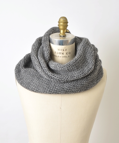 SHIPS for women（シップスフォーウィメン）の「ボリュームニットスヌード◇（ストール/ショール・レディース・オフホワイト/ブラック/グレー/ブラウン・ONE SIZE）」の9枚目の写真