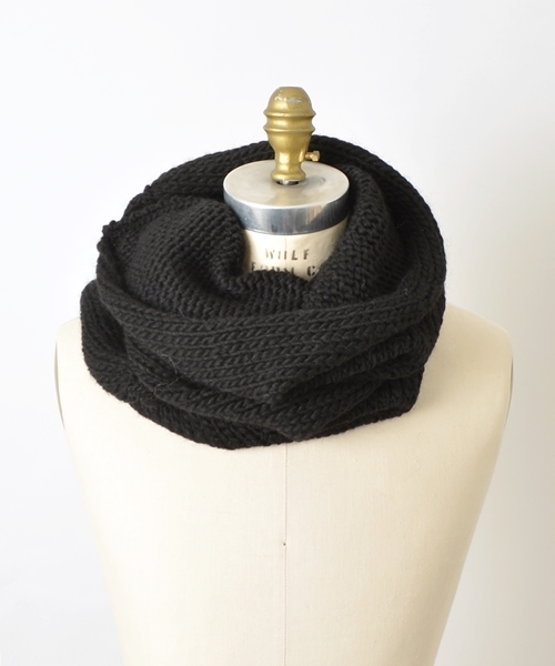 SHIPS for women（シップスフォーウィメン）の「ボリュームニットスヌード◇（ストール/ショール・レディース・オフホワイト/ブラック/グレー/ブラウン・ONE SIZE）」の10枚目の写真