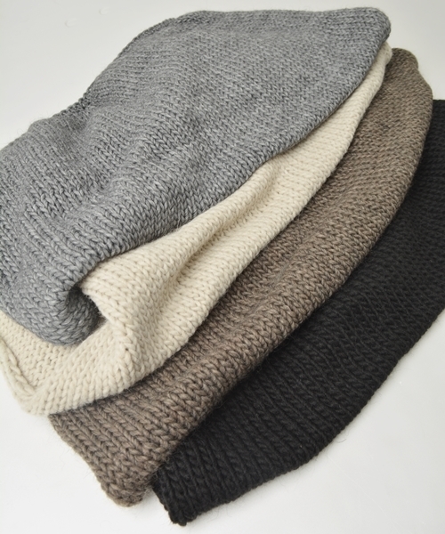 SHIPS for women（シップスフォーウィメン）の「ボリュームニットスヌード◇（ストール/ショール・レディース・オフホワイト/ブラック/グレー/ブラウン・ONE SIZE）」の13枚目の写真