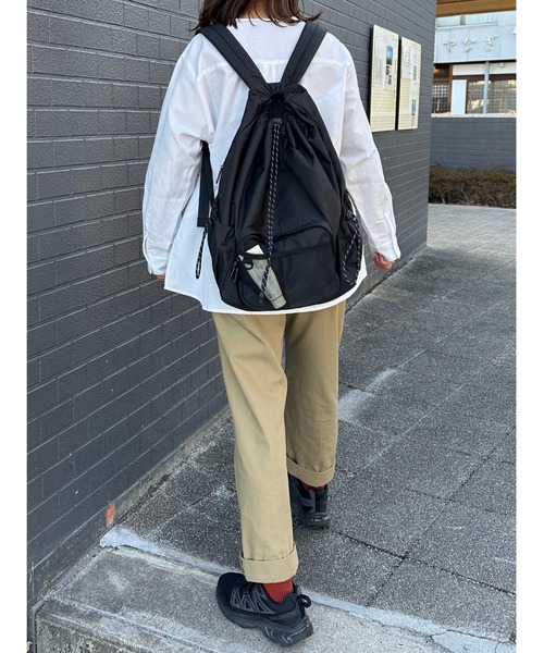 DEVICE（デバイス）の「【@___mika___livingコラボ】カラビナ付き パラコード巾着 バックパック（バックパック/リュック・レディース・ブラック・FREE）」の4枚目の写真