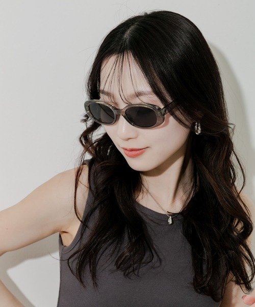 SMELLY(スメリー)の「オーバルタイプサングラス(メガネ・レディース・グレー/ブラック・-)」の9枚目の写真