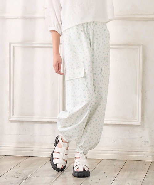 Amourire girl(アムリールガール)の「小花柄ツイルカーゴパンツ(カーゴパンツ・キッズ・ピンク/サックスブルー・160cm/150cm/140cm/130cm)」の1枚目の写真